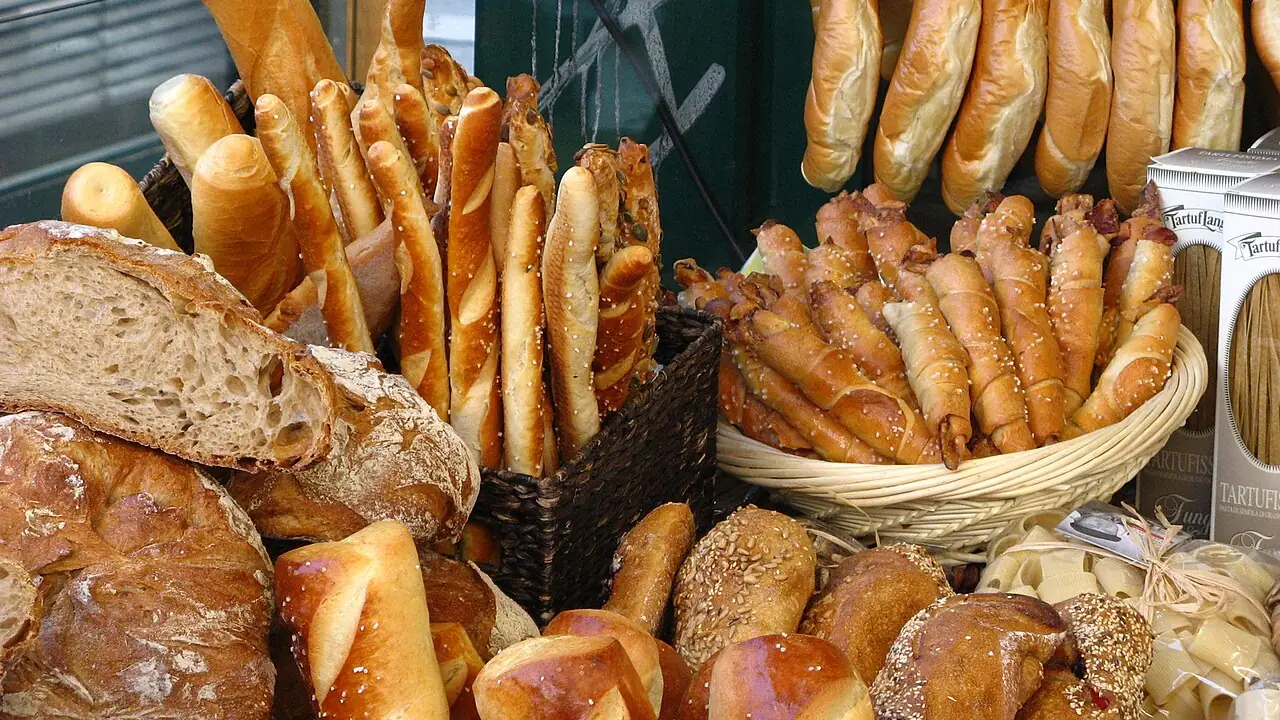 Paniers de baguettes et de pains spéciaux